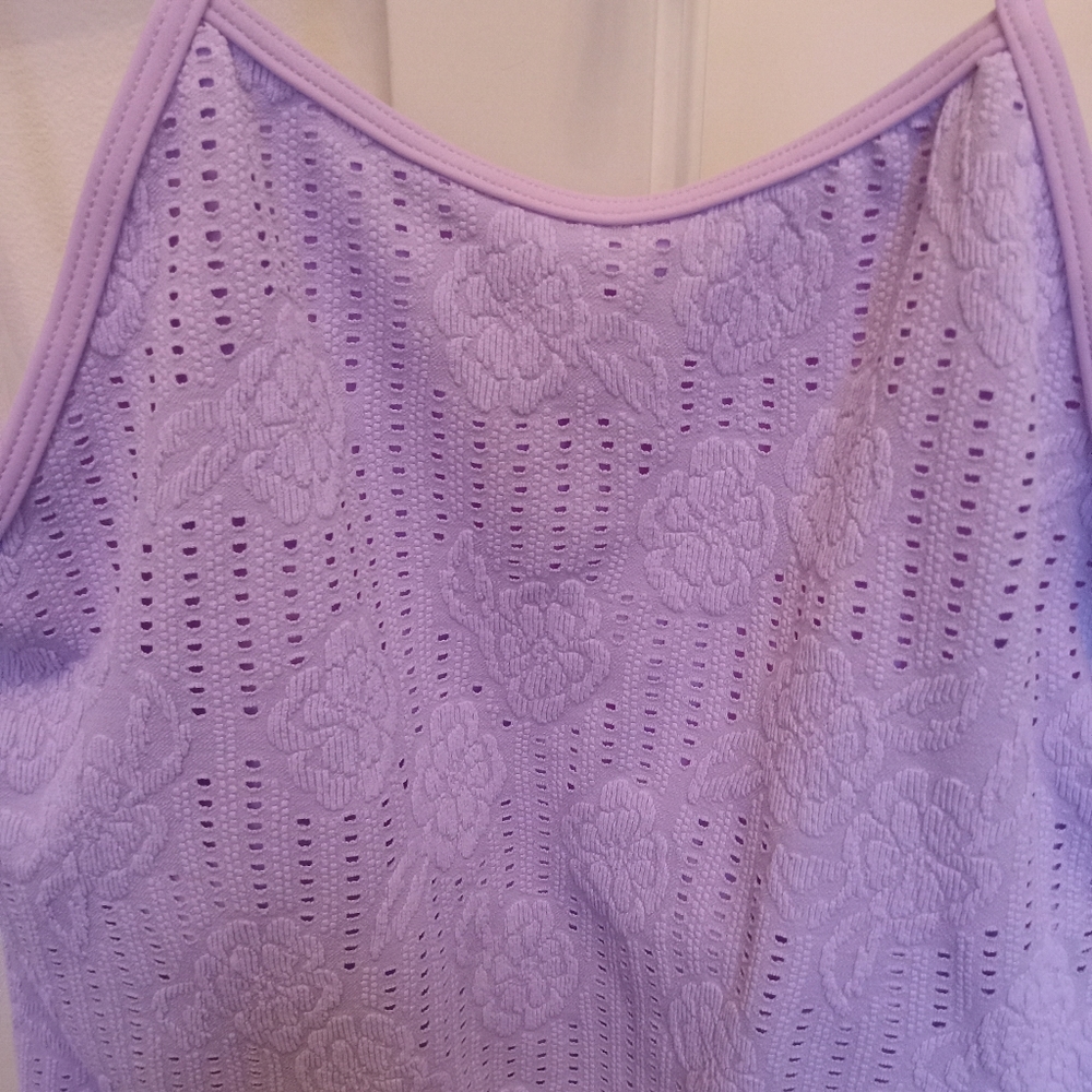NEW. LADIES LAVENDER HALTER TOP INCLUDES BUILT-IN BRA.  SIZE XL